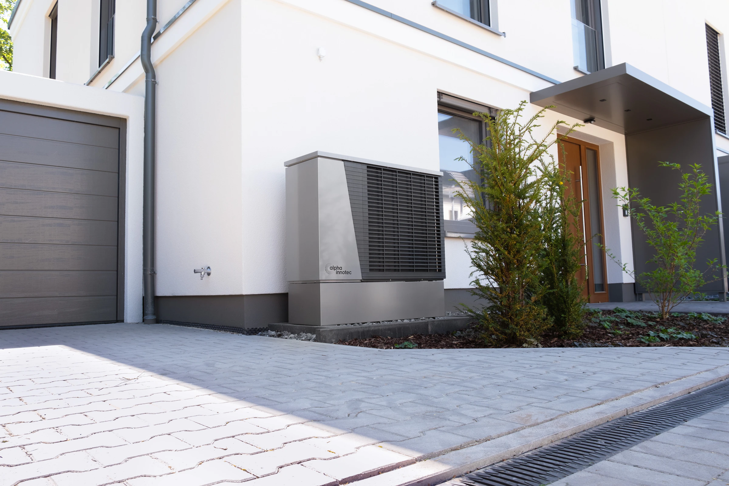 Moderne Luft-Wasser-Wärmepumpe am Einfamilienhaus